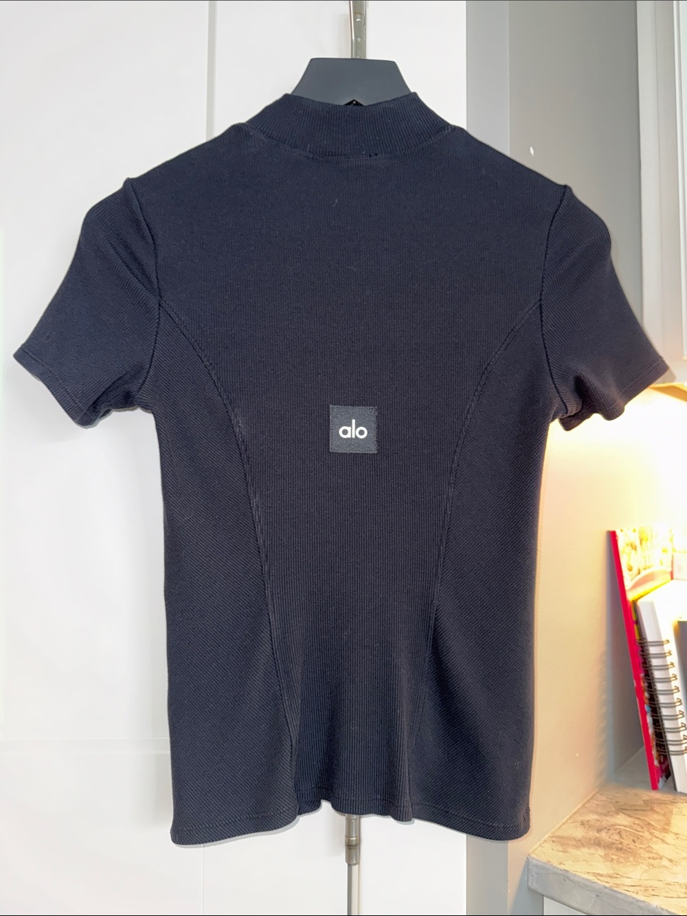 ALO Yoga WOMEN’s mock neck ribbed Black Short-Sleeve with Center BACK Logo